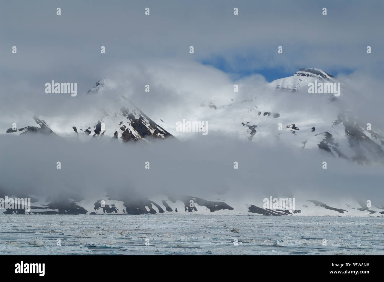 Paysage de l'Arctique, les montagnes le long de la mer visible à travers les nuages bas Banque D'Images