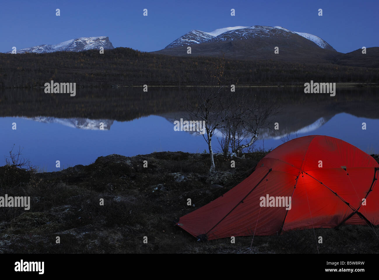 Tente sur un lac dans l'Abisko National Park avec lapp brillant gate (Lapporten), Norrbotten, Laponie, Finlande, Scandinavie, Europe, Banque D'Images