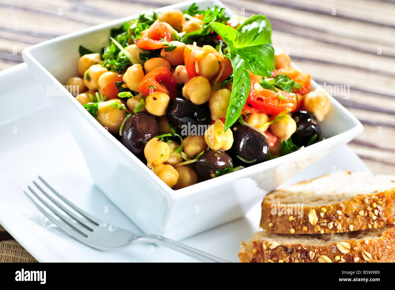 Repas végétarien de pois chiche ou salade de fèves garbanzo Banque D'Images