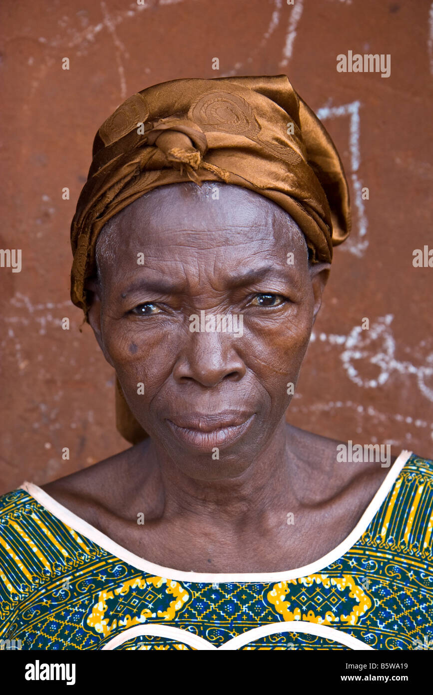 Femme africaine avec foulard sur la tête Photo Stock - Alamy