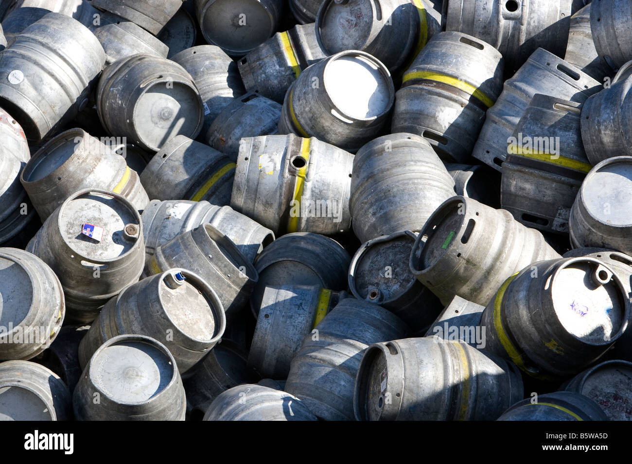 Barils de bière vides dans un centre de recyclage de déchets d'acier inoxydable à Sheffield Banque D'Images