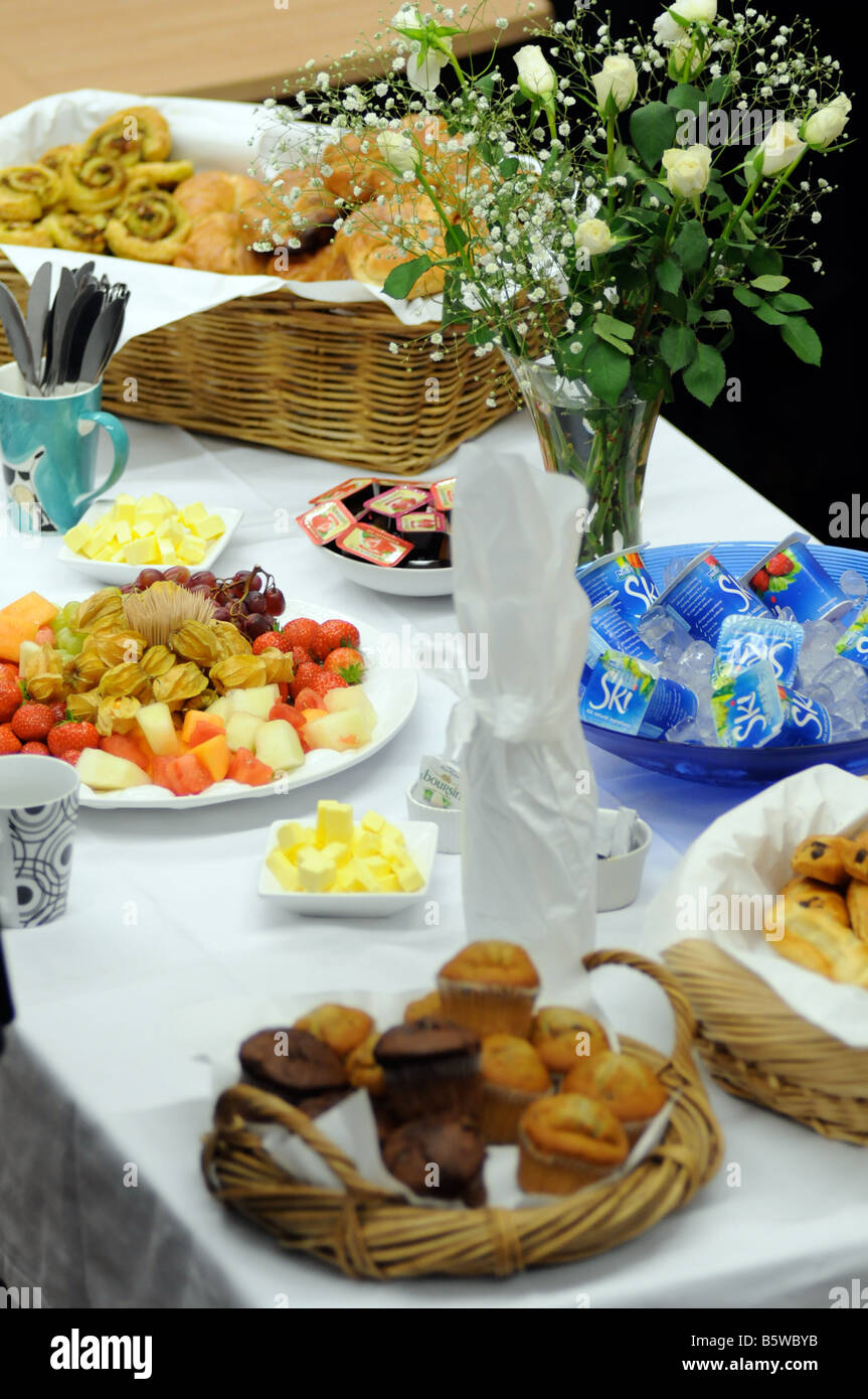 Image libre photo du petit déjeuner buffet définis pour que la restauration de l'accueil client dans une conférence réunion d'affaires. Banque D'Images