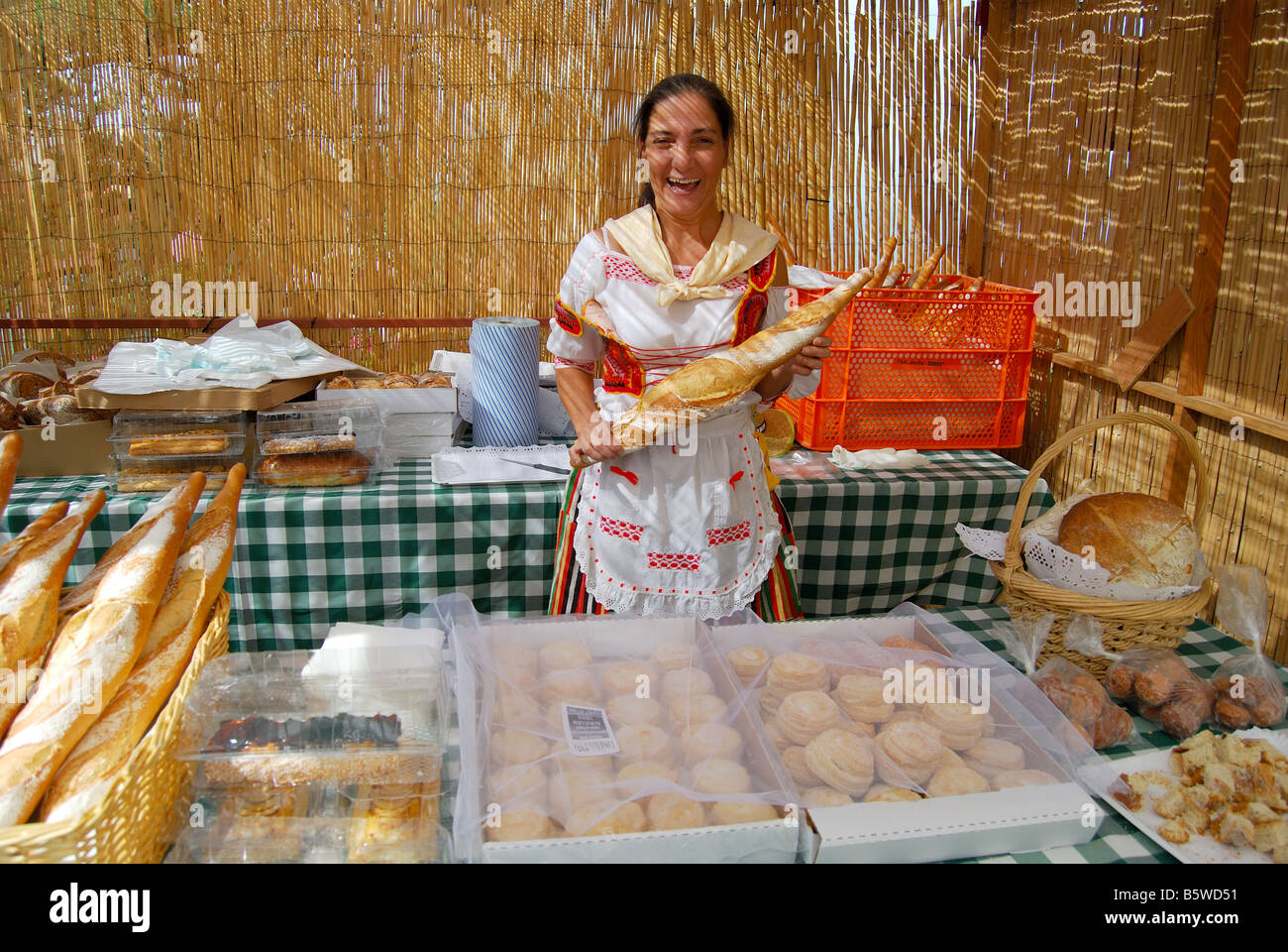 Femme des Canaries dans le pain et pâtisserie, décrochage Plaza Constitucion, La Orotava, Tenerife, Canaries, Espagne Banque D'Images