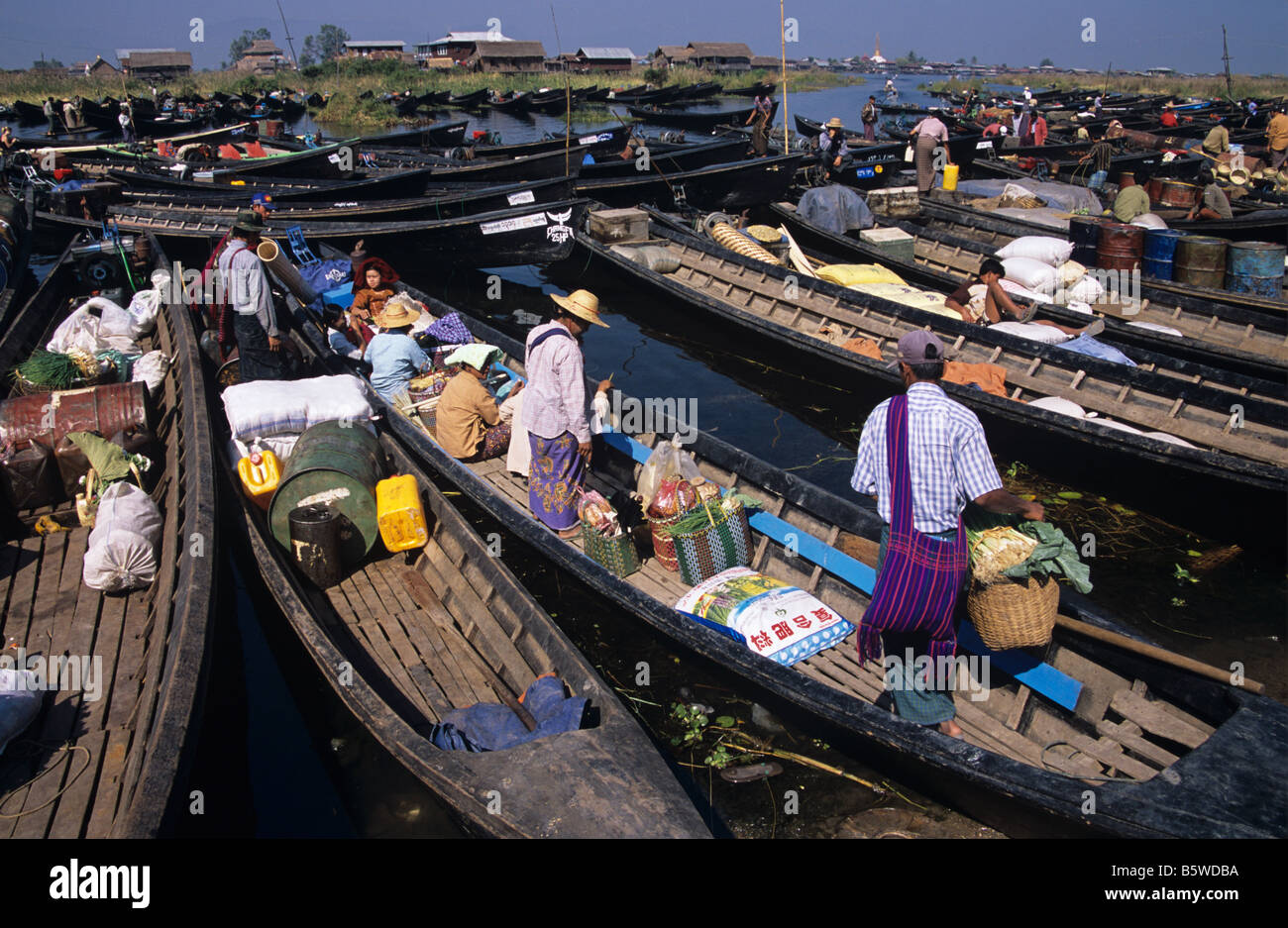 Jour de marché à bord de lac Naung Taw Village, lac Inle, Birmanie ou Myanmar Banque D'Images