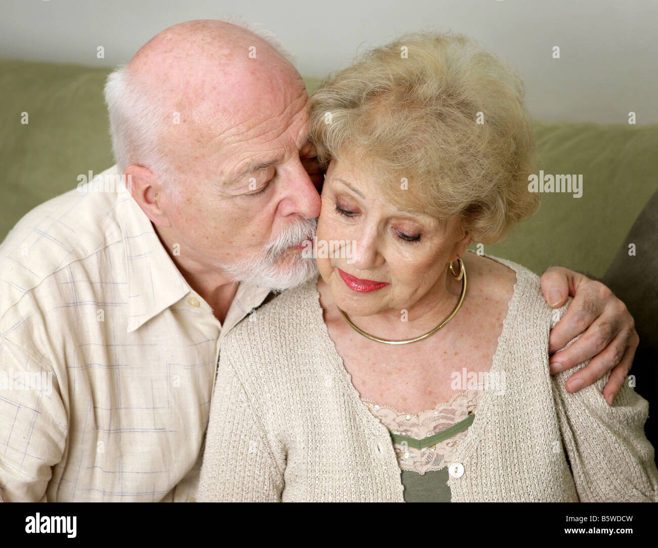 Un Homme Et Femme Profondement Amoureux Il Est Contrarie Et Il Est Reconfortant Photo Stock Alamy