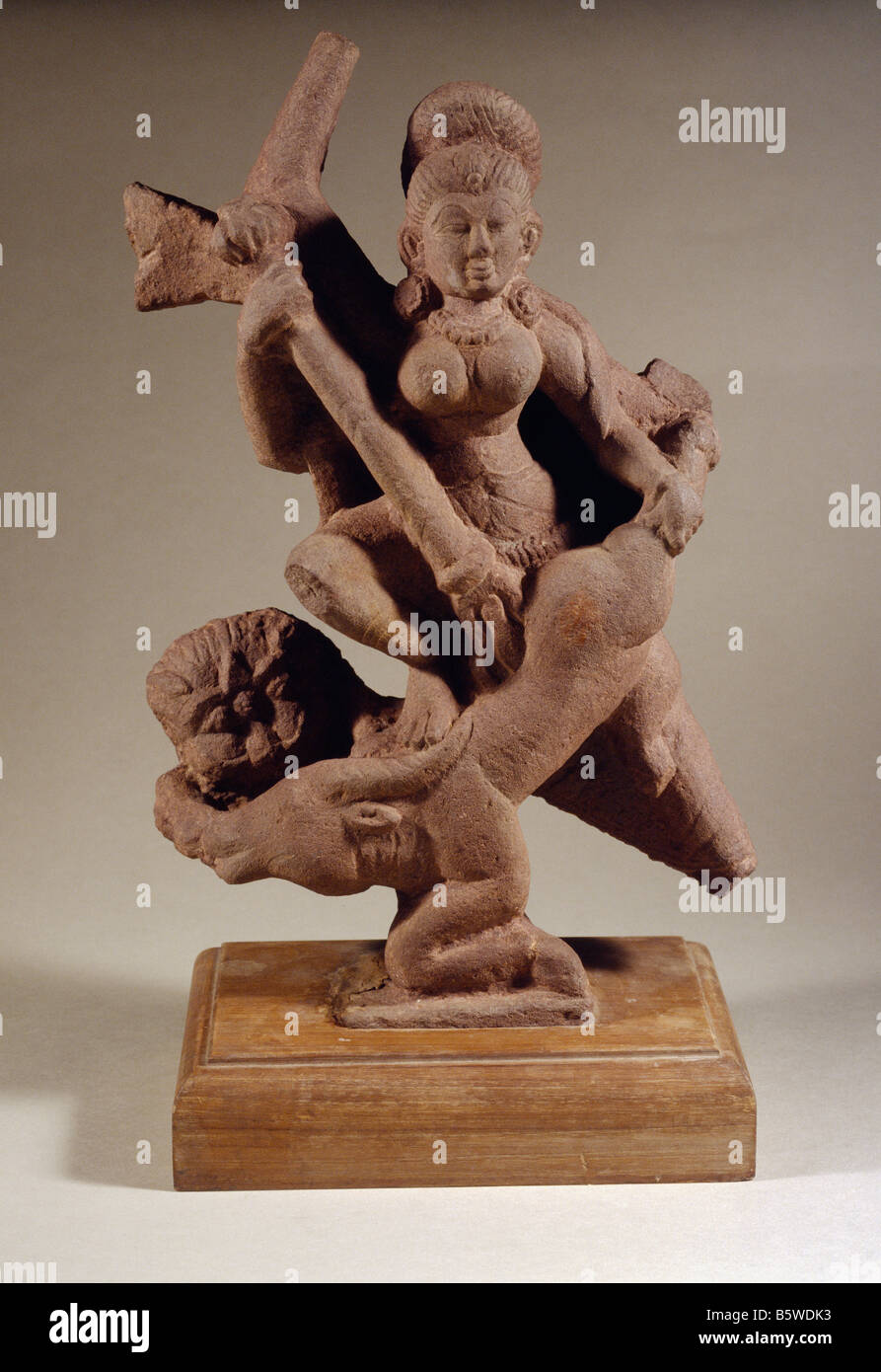 Mahisasura Mardini tue le démon. Sculpture indienne de grès. Le Madhya Pradesh Pratihara dynasty 8ème siècle par Muse National Banque D'Images