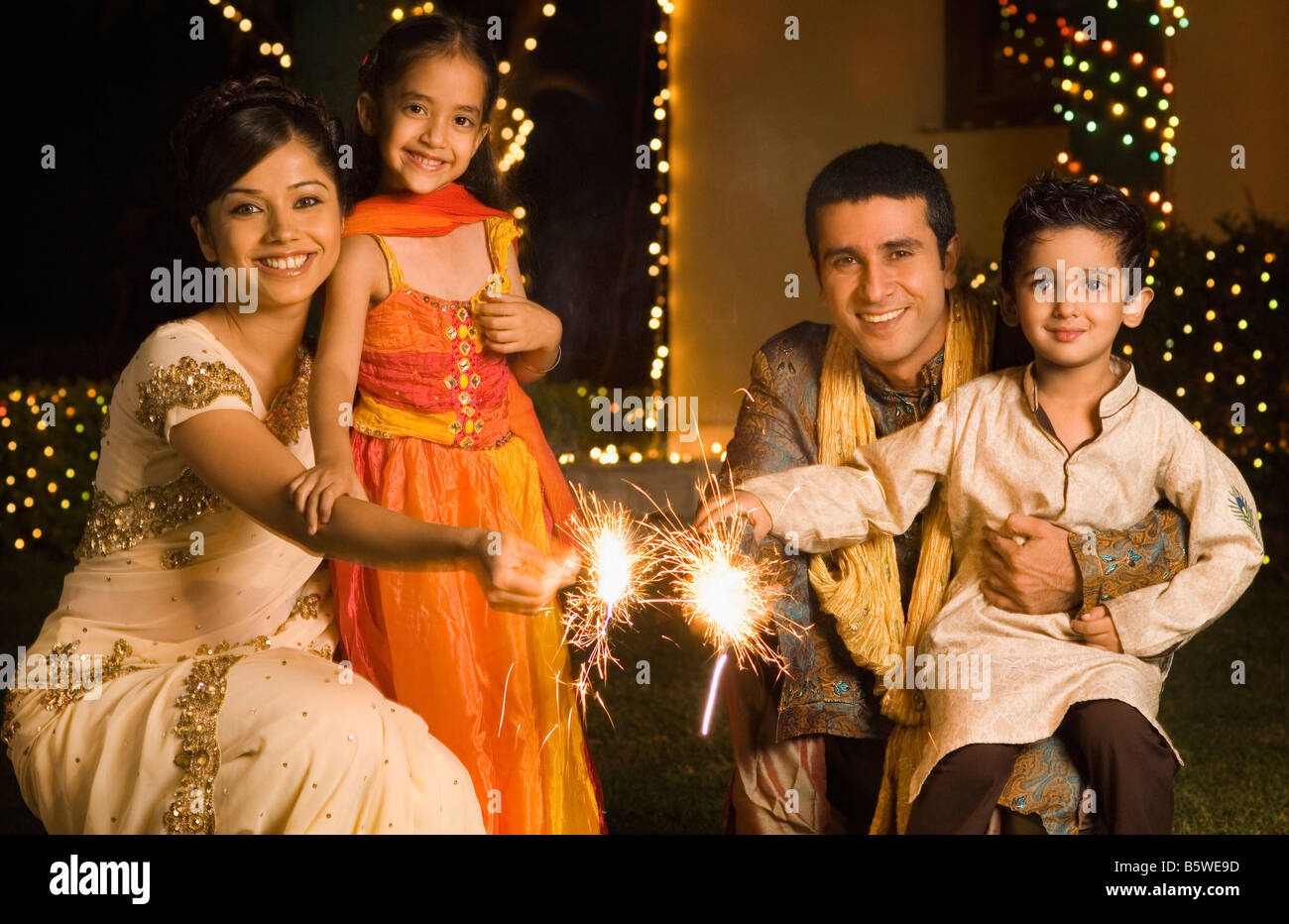 Family celebrating diwali Banque D'Images