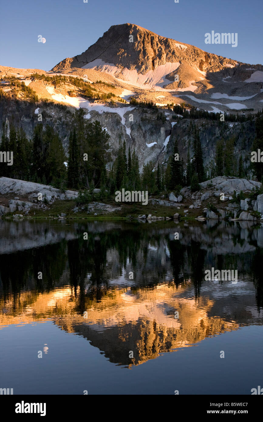 Les Eagle Peak et la lune reflétée dans le lac Eagle Cap Soleil désert Montagnes Wallowa Oregon Banque D'Images