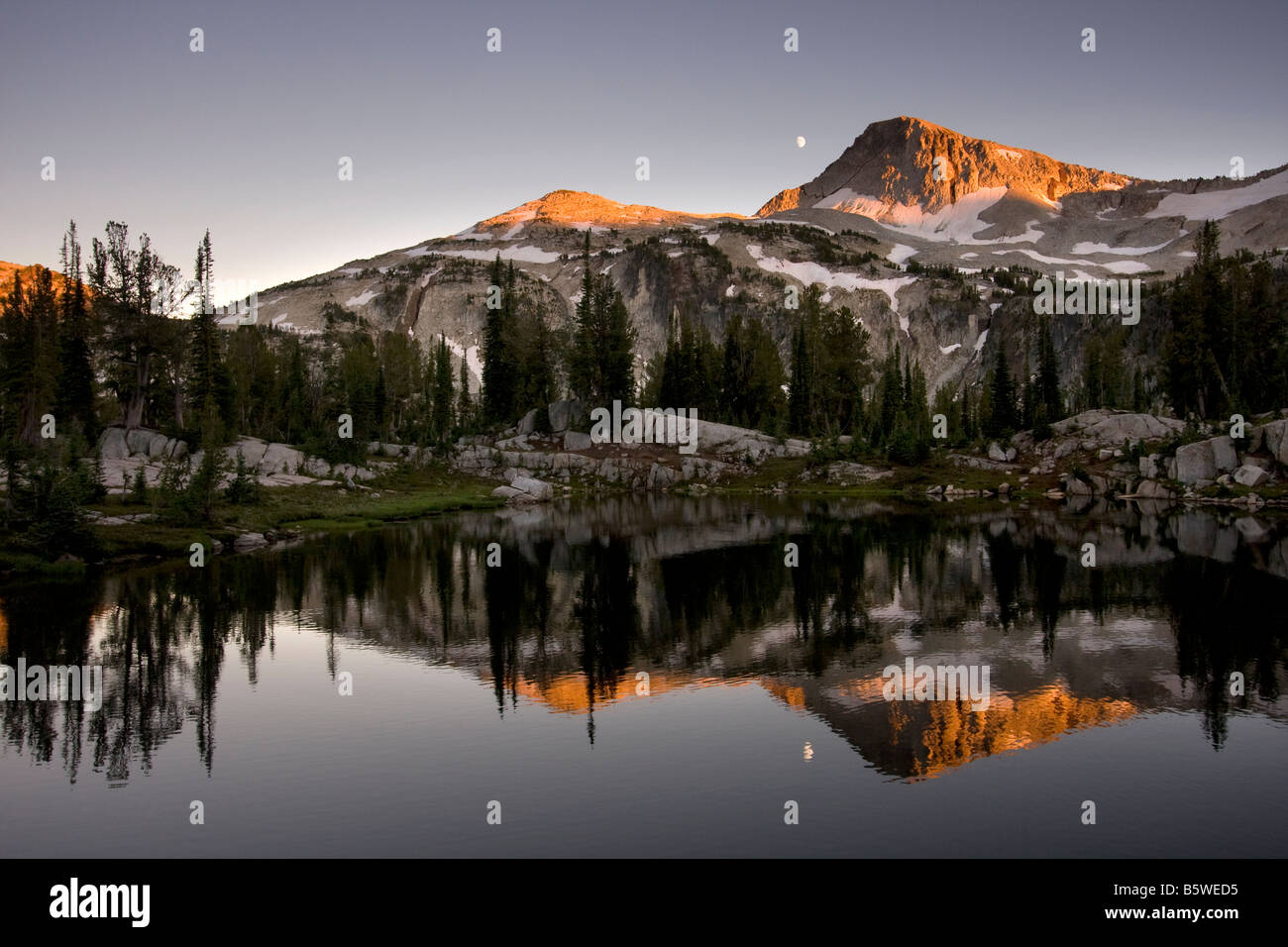 Les Eagle Peak et la lune reflétée dans le lac au coucher de soleil pic de l'Aigle désert Montagnes Wallowa Oregon Banque D'Images