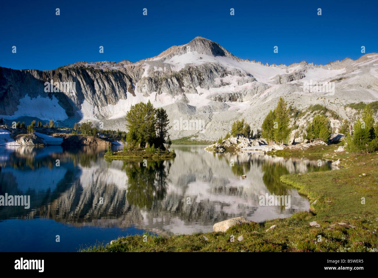 Glacier Glacier Peak reflétée dans les désert Eagle Lake Montagnes Wallowa Oregon Banque D'Images