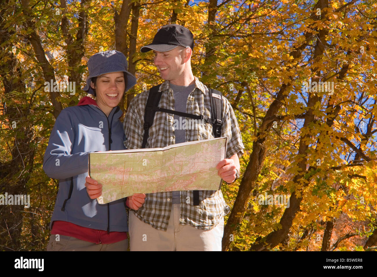 Jeune couple consultant une carte lors d'une randonnée au milieu des couleurs d'automne sur le Temple Quarry Trail dans peu de Wasatch Canyon Cottonwood Banque D'Images