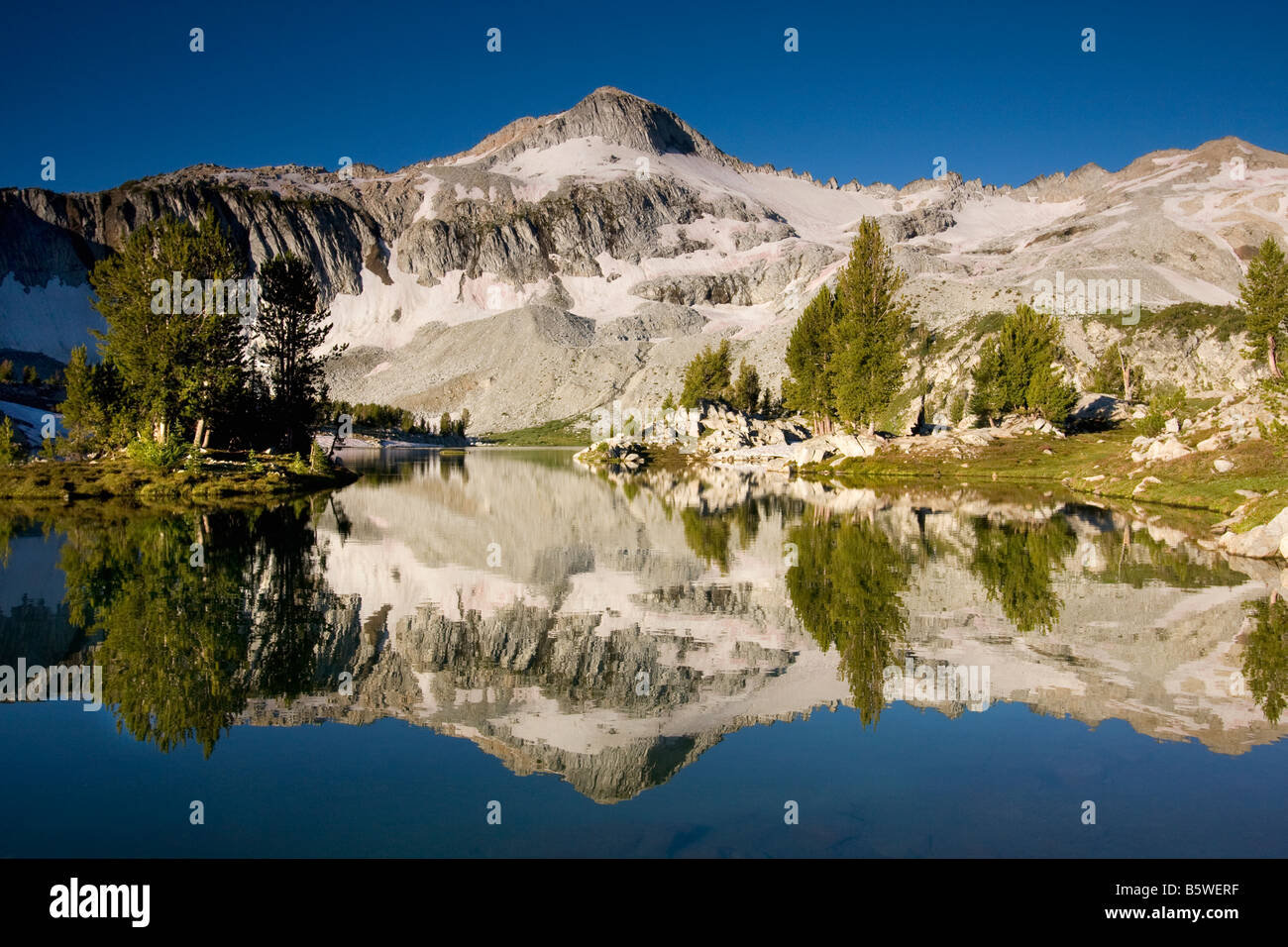 Glacier Glacier Peak reflétée dans les désert Eagle Lake Montagnes Wallowa Oregon Banque D'Images