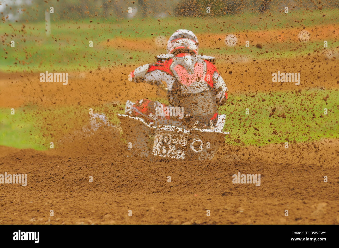 Motocross quad bike virage axé sur la saleté spray Banque D'Images