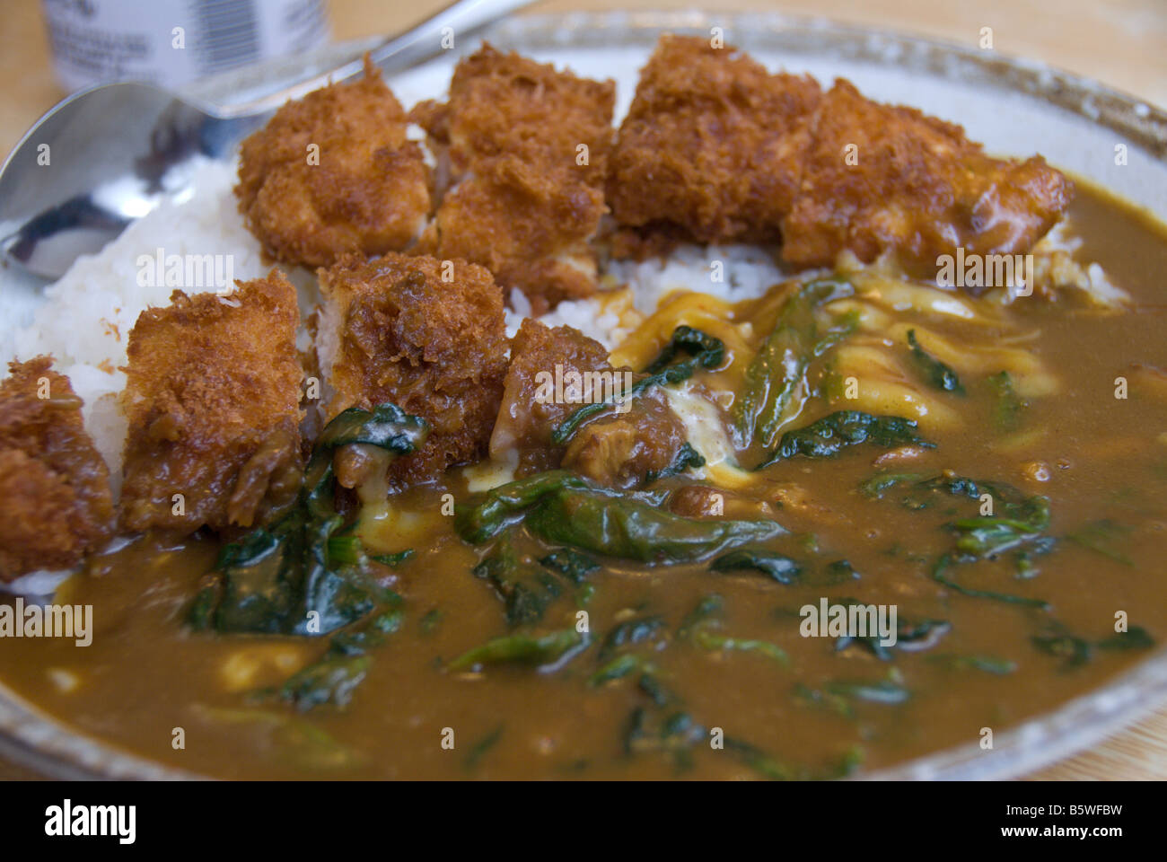 Curry de style japonais et d'escalopes de porc frits ou katsu servi ensemble à un fast-food. Banque D'Images