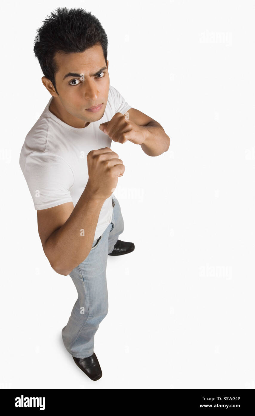 Portrait d'un jeune homme en position de combat Banque D'Images