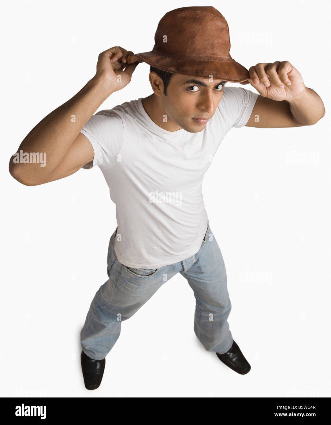 Portrait of a young man holding sa fedora Banque D'Images