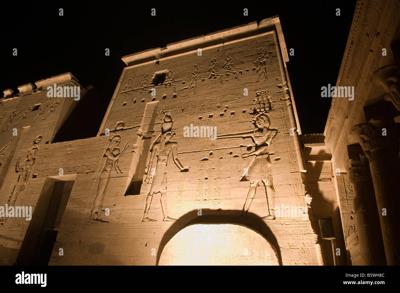 Reliefs hiéroglyphiques au temple d'Isis dans le temple de Philae sur l'île Agilkia complexes dans le réservoir du barrage d'Assouan Egypte basse Banque D'Images