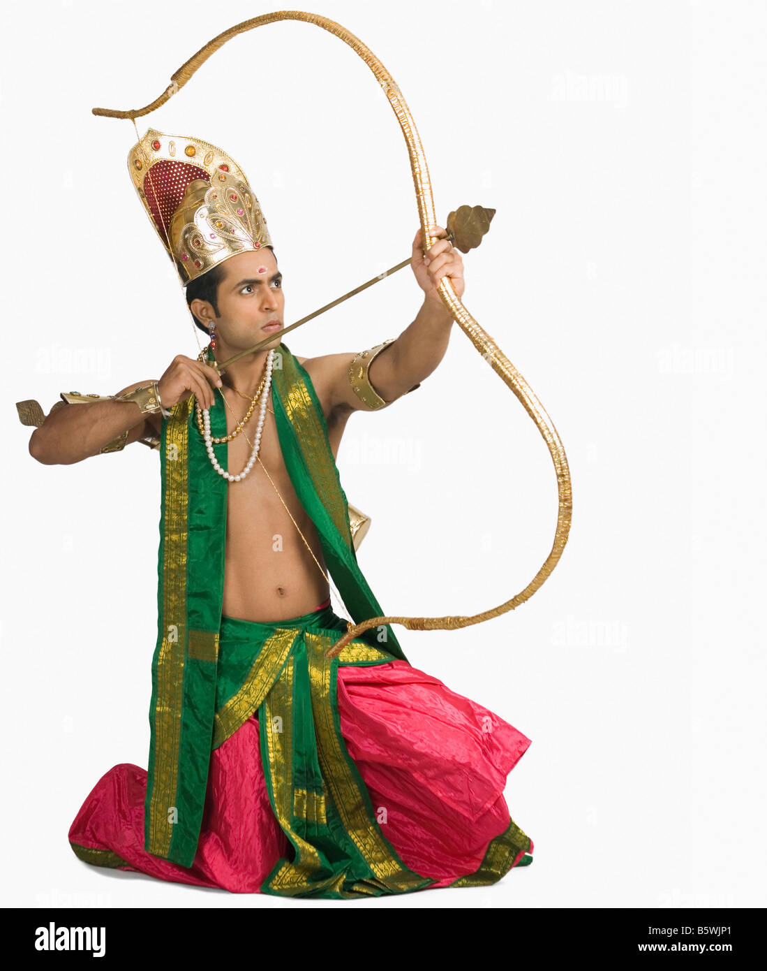 Jeune homme dans un caractère d'Arjuna et tenant un arc et une flèche Banque D'Images