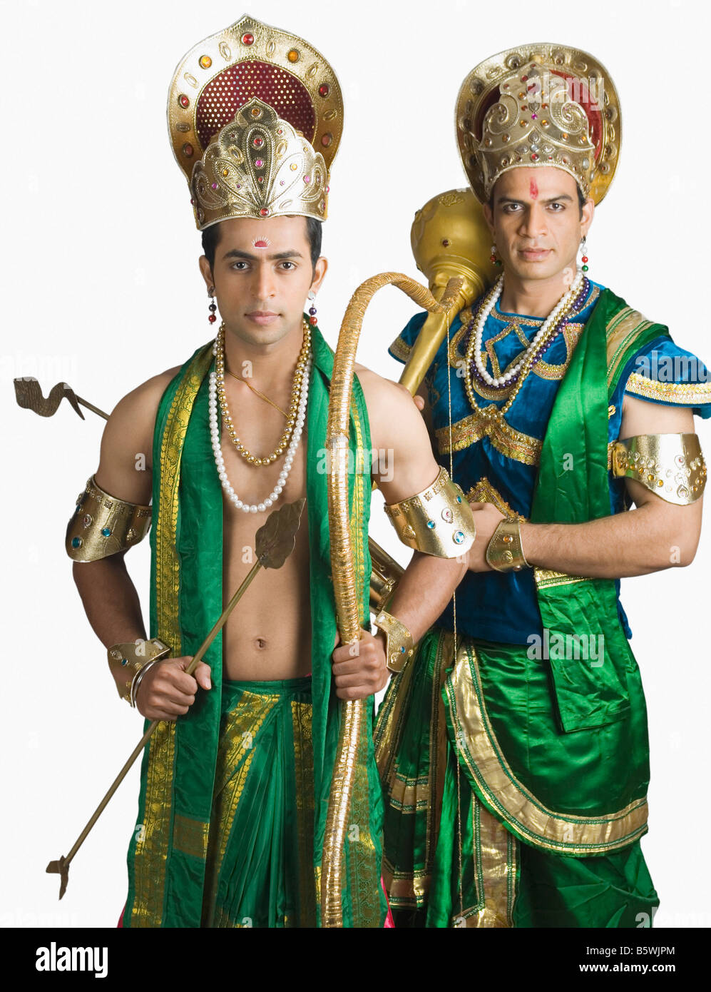 Deux jeunes hommes dans un caractère d'Arjuna et Bhima Banque D'Images