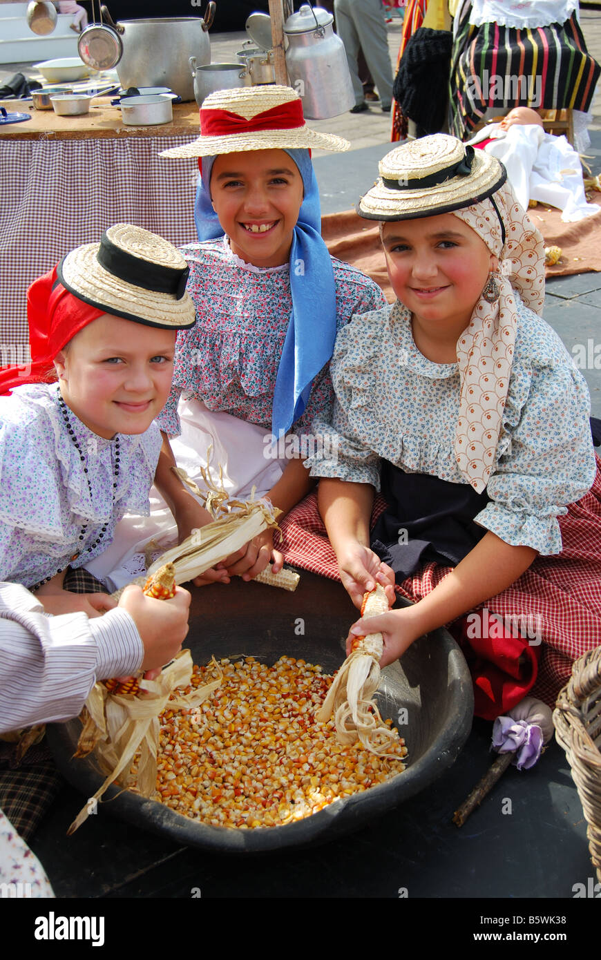 Les jeunes filles en robe des Canaries, Plaza de la Constitución, La Orotava, Tenerife, Canaries, Espagne Banque D'Images