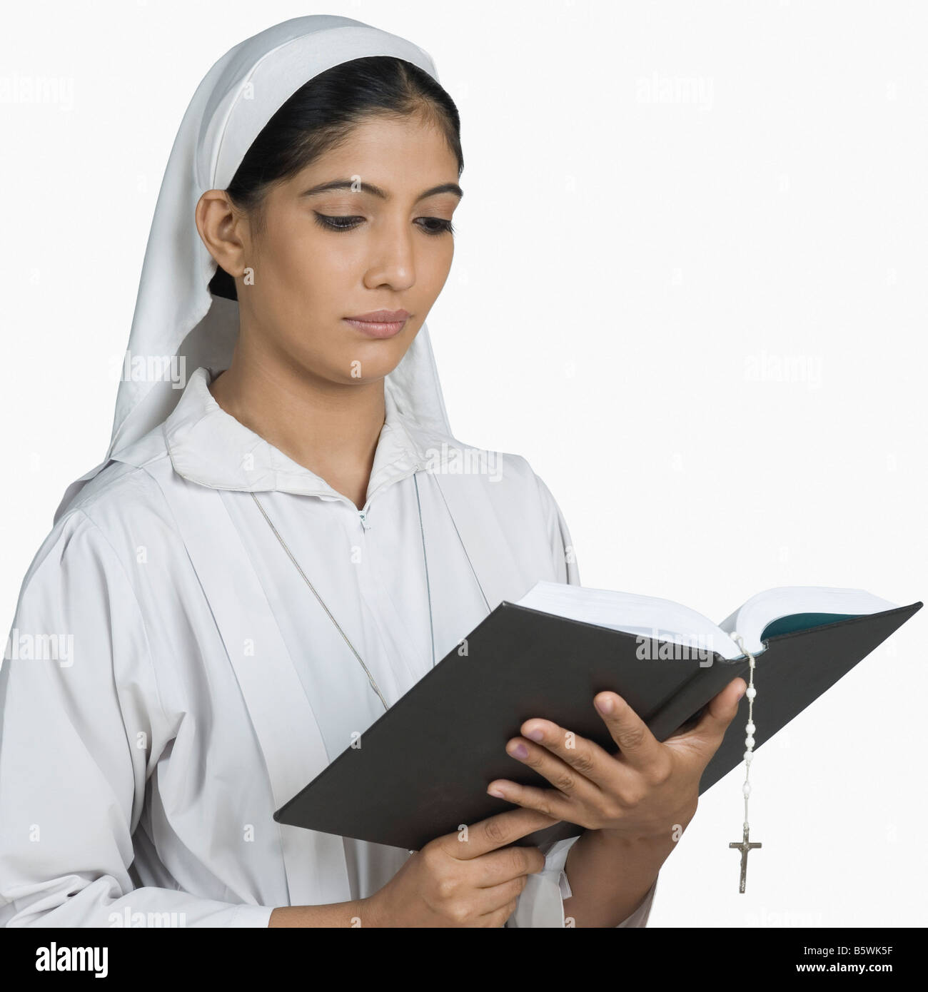 Nun lire la Bible Banque D'Images