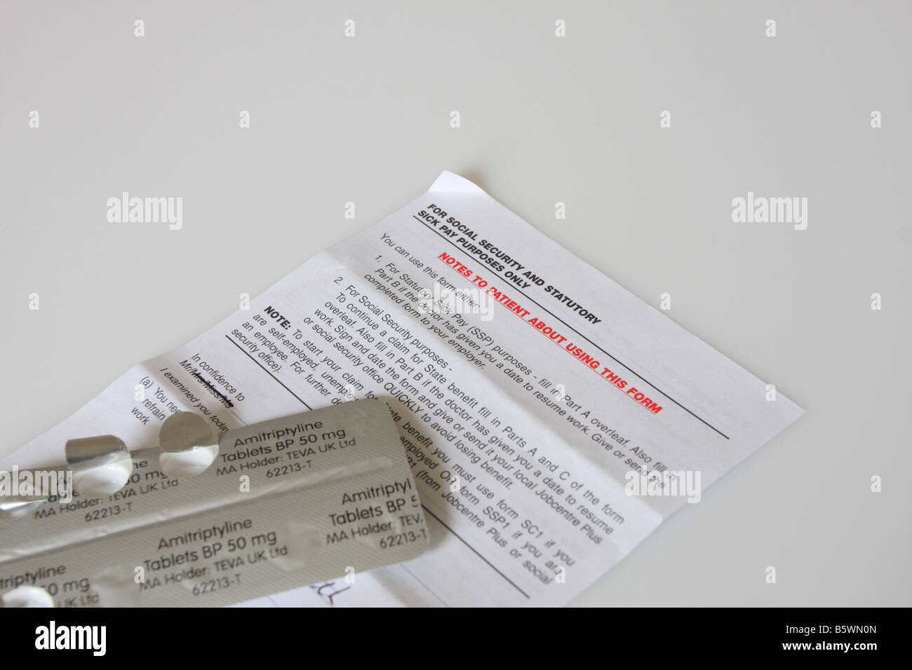 Les médecins malade note avec Amiltrptyline Comprimés anti dépresseur Banque D'Images
