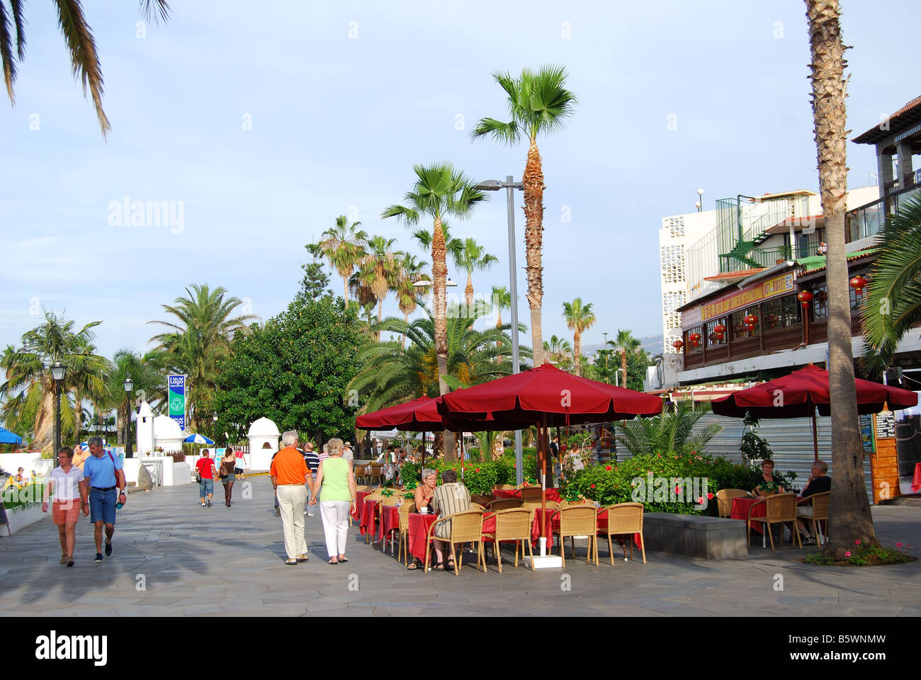Promenade restaurants, Puerto de La Cruz, Tenerife, Canaries, Espagne Banque D'Images