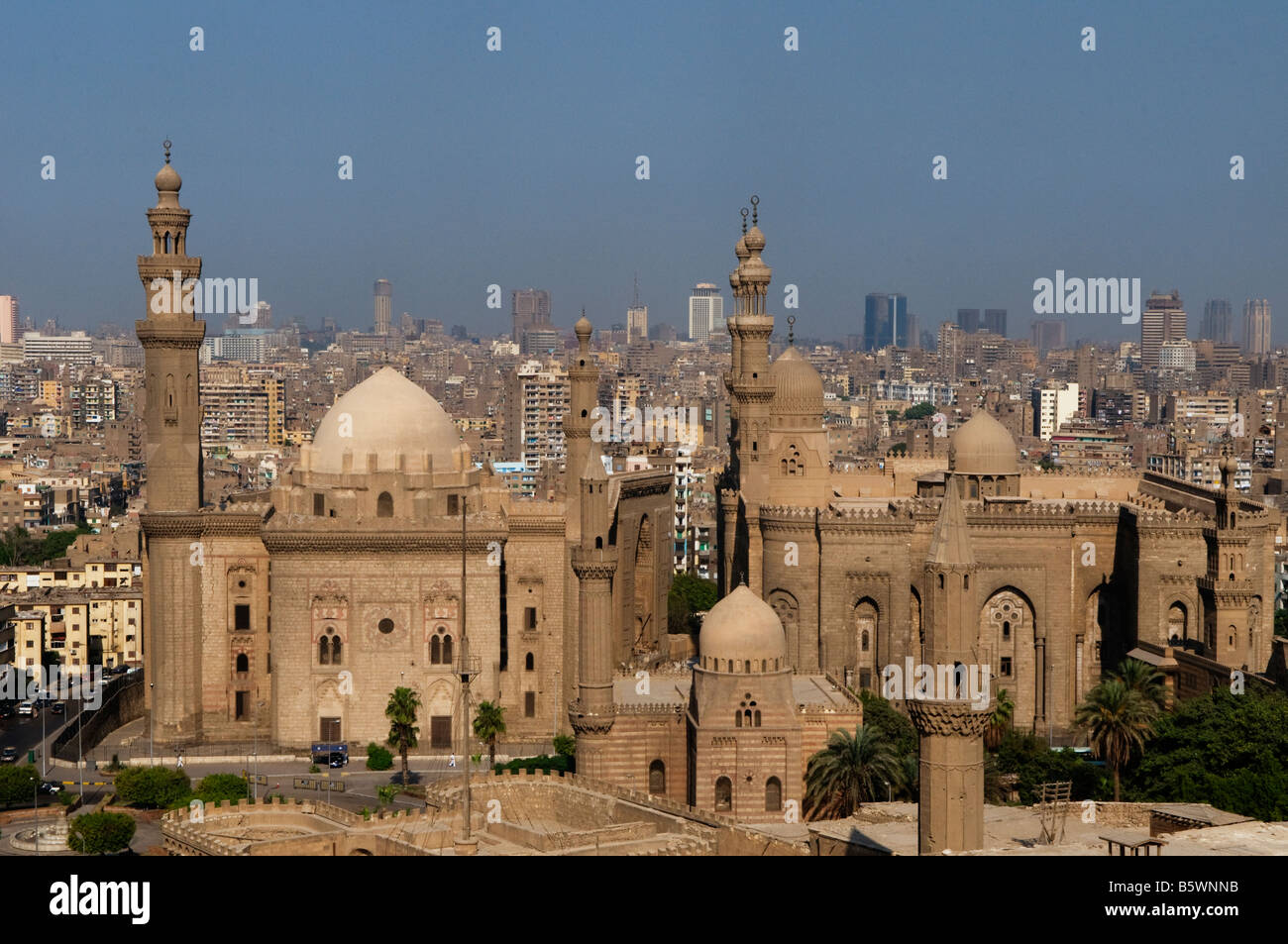 Les minarets de la mosquée Al Rifa'i (à droite) et Mosque-Madrassa du Sultan Hassan situé au Caire Egypte Banque D'Images