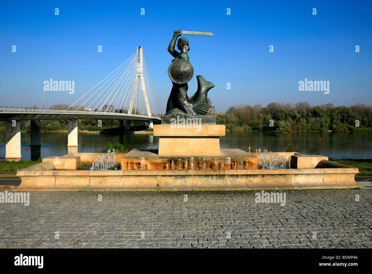La sirène monument situé près de la Sainte Croix - La plupart Swietokrzyski Bridge (2000) de l'autre côté de la Vistule, à Varsovie, Pologne Banque D'Images