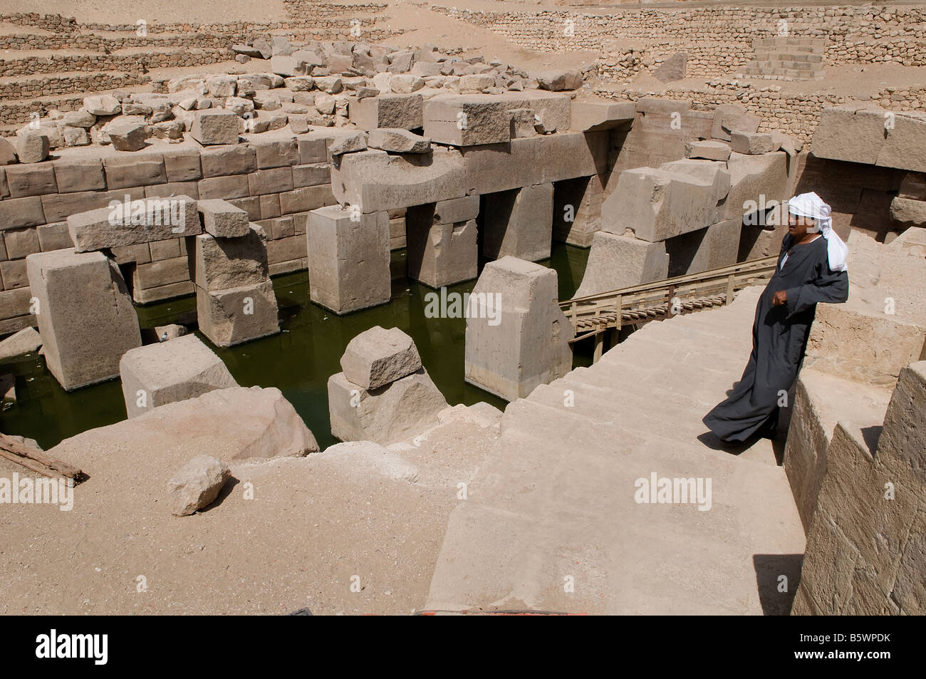 Blocs monolithiques du temple égyptien antique d'Osirion ou d'Osiréon à l'arrière du temple de Seti I dans le complexe de temples d'Abydos en Égypte Banque D'Images
