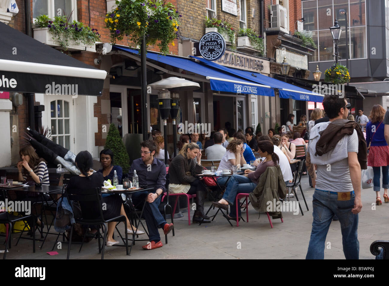 Les repas en plein air à St Christopher's Place Londres West End GO UK Banque D'Images