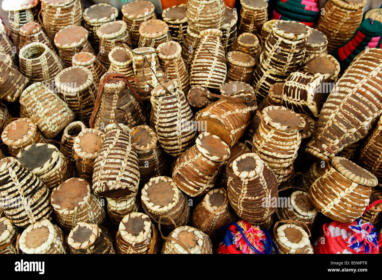 Conteneurs de Nubie pour bijoux et décor fait de paille et de feuilles de palmier en cuir de chèvre en vente sur le marché à Assouan, Egypte Banque D'Images