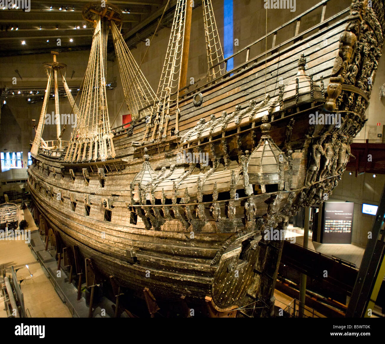 Le bateau de voile préservé Vasa est exposé au Vasamuseum de Stockholm, en Suède Banque D'Images