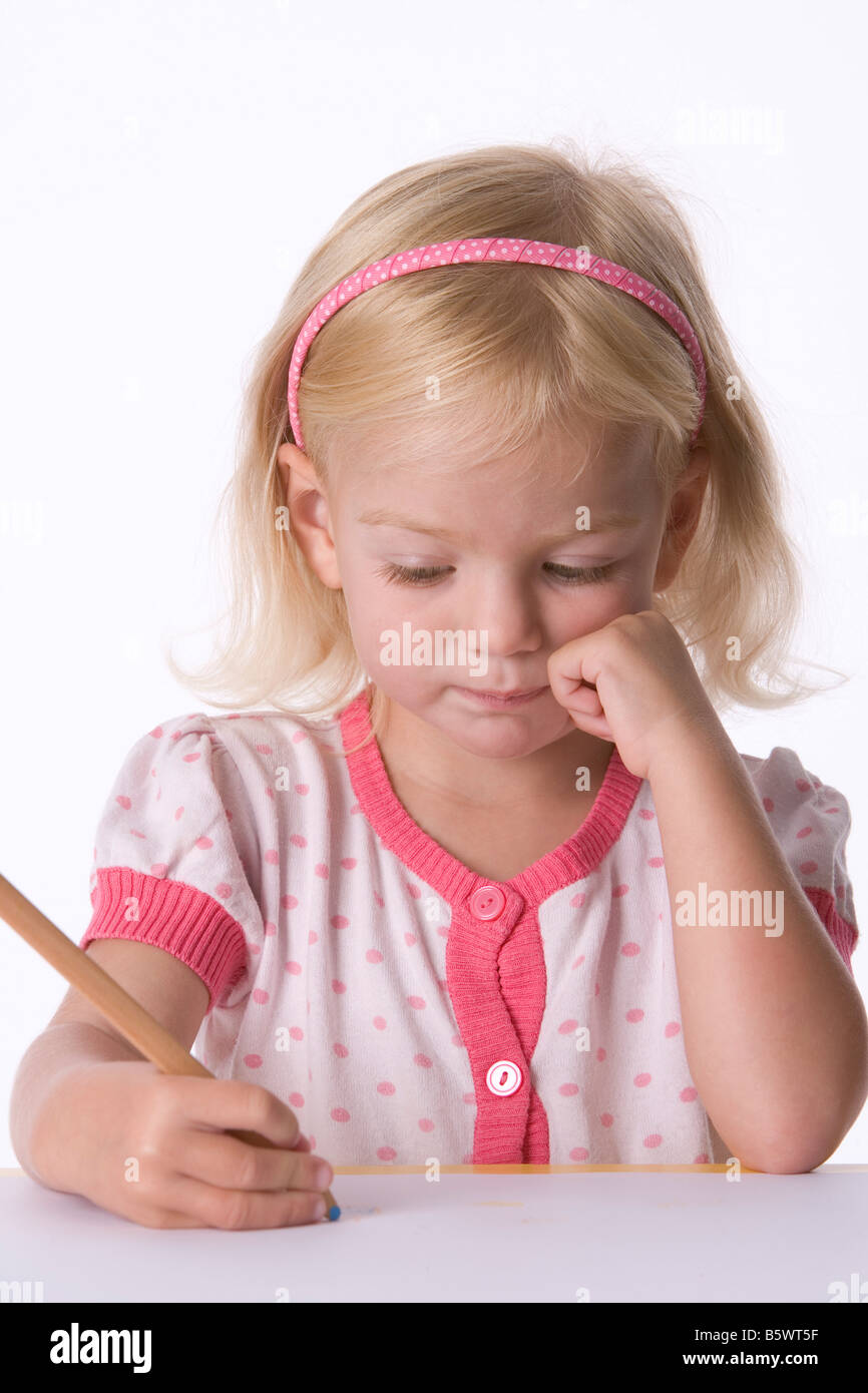 Petite fille blonde avec un crayon à colorier Banque D'Images