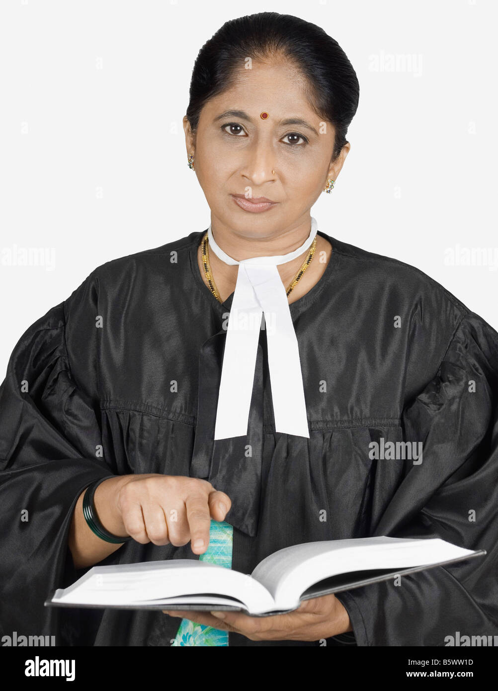Portrait d'une femme avocate tenant un livre Banque D'Images