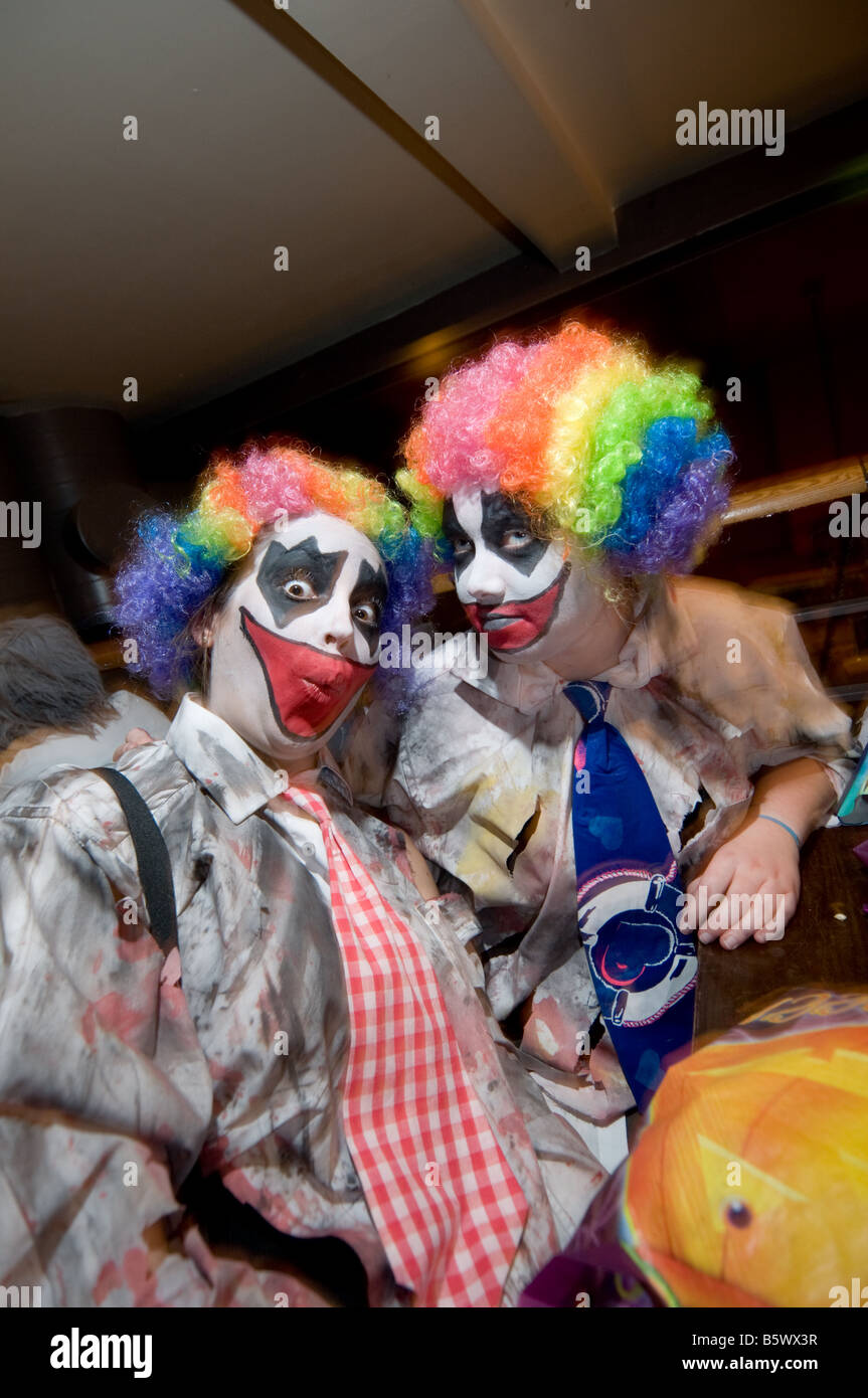 Les étudiants de l'Université d'Aberystwyth déguisés comme crazy clowns dans un pub et bar s'amuser le soir de l'Halloween 31 Octobre 2008 Banque D'Images