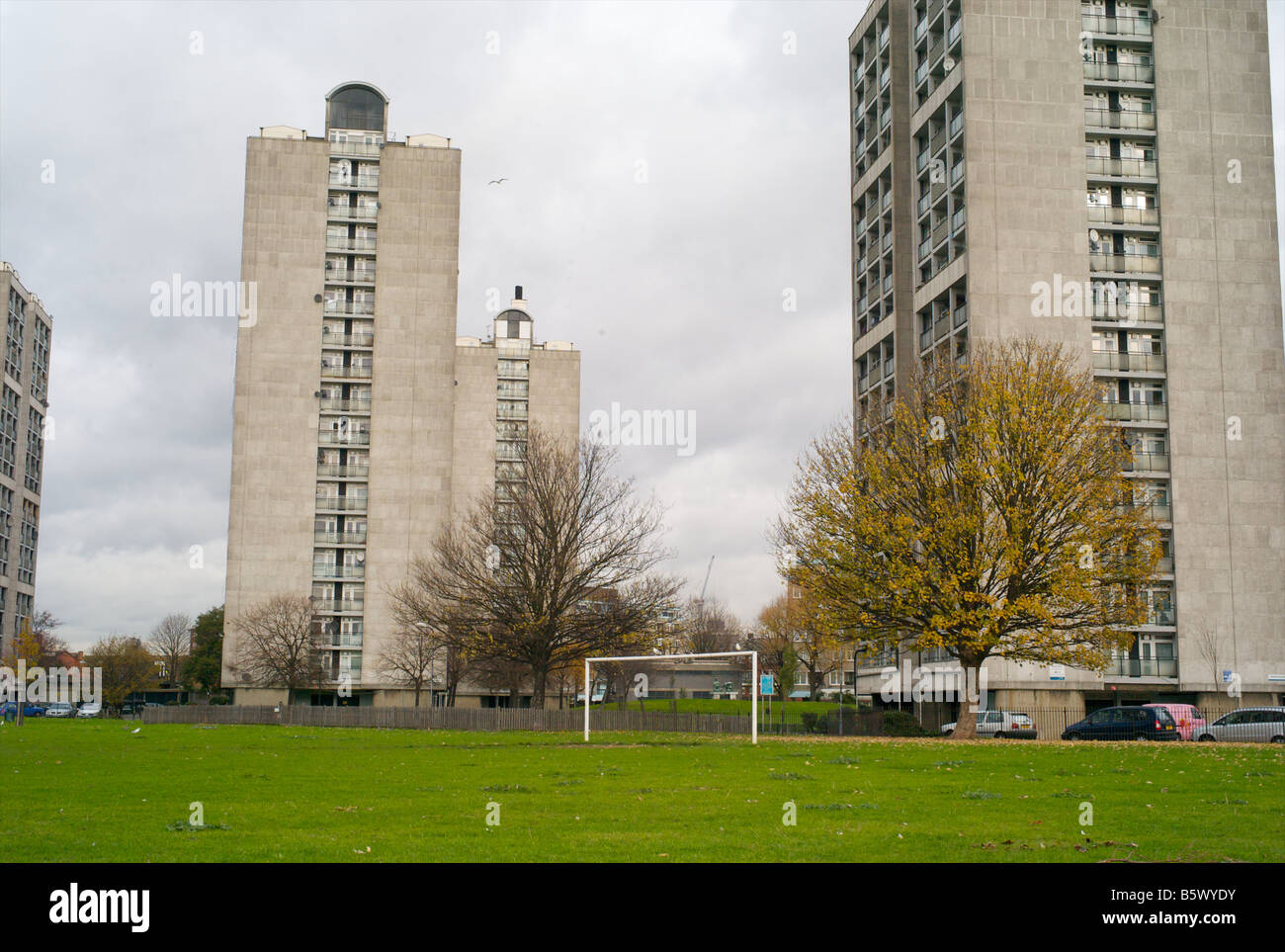 Un terrain de football avec un but entouré de bâtiment dans un parc à Londres Banque D'Images