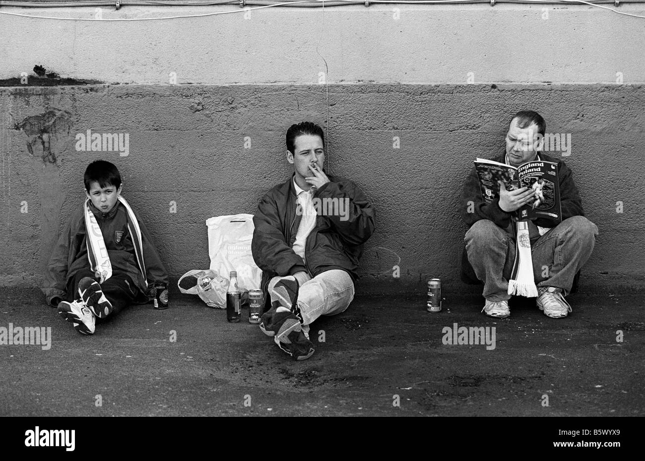 Angleterre football fans attendent devant le stade de Wembley avant un match de qualification européenne contre la Pologne. Banque D'Images