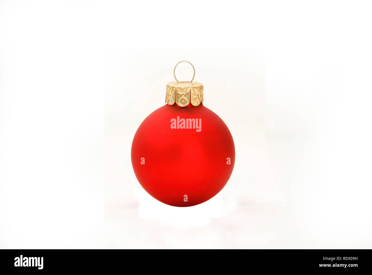 Boule de Noël rouge sans décoration ombre portée Banque D'Images