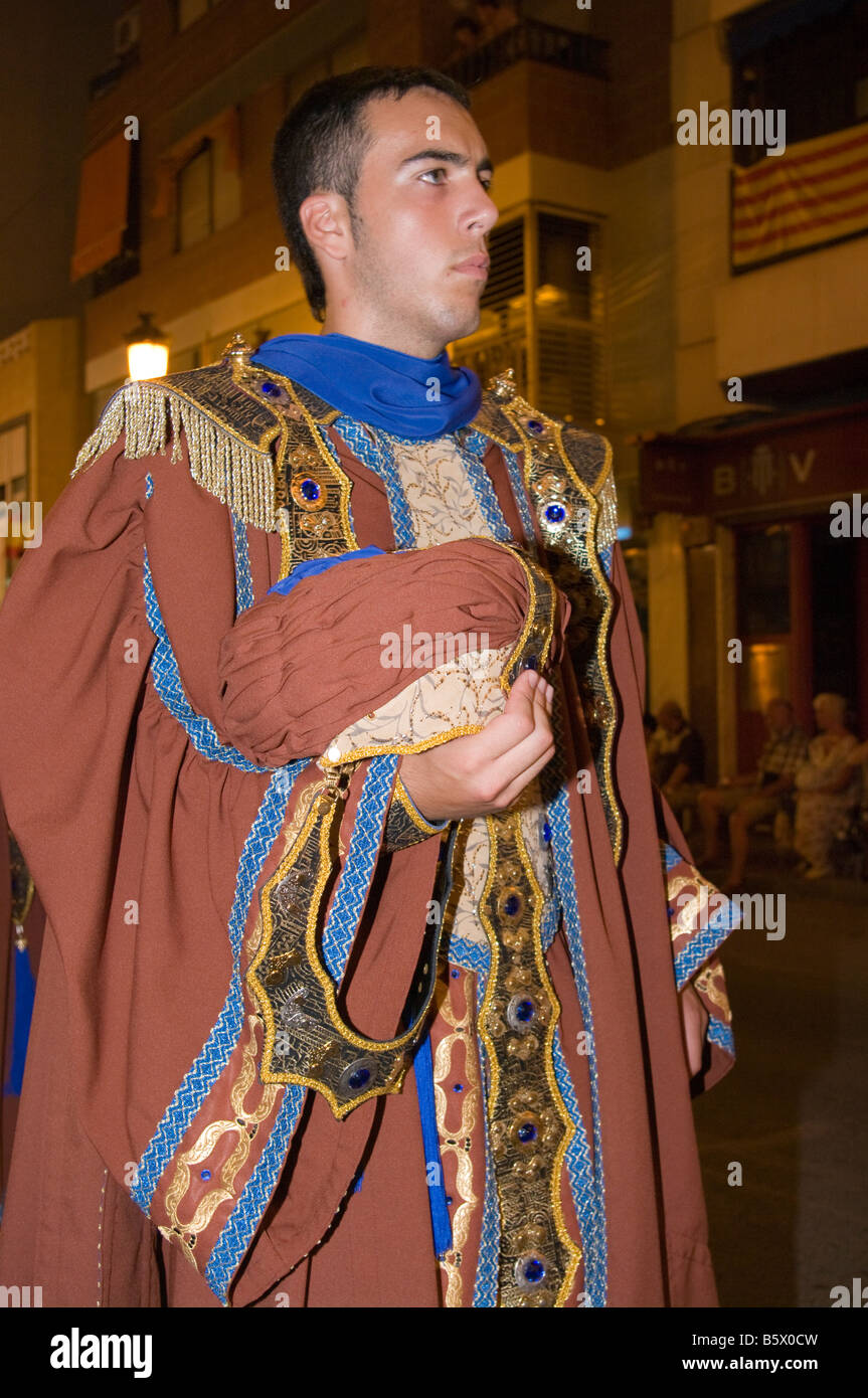 L'homme personne mâle en costume traditionnel Moors à la fête des Maures et  Chrétiens Espagne Spanish Fiestas Guardamar Photo Stock - Alamy