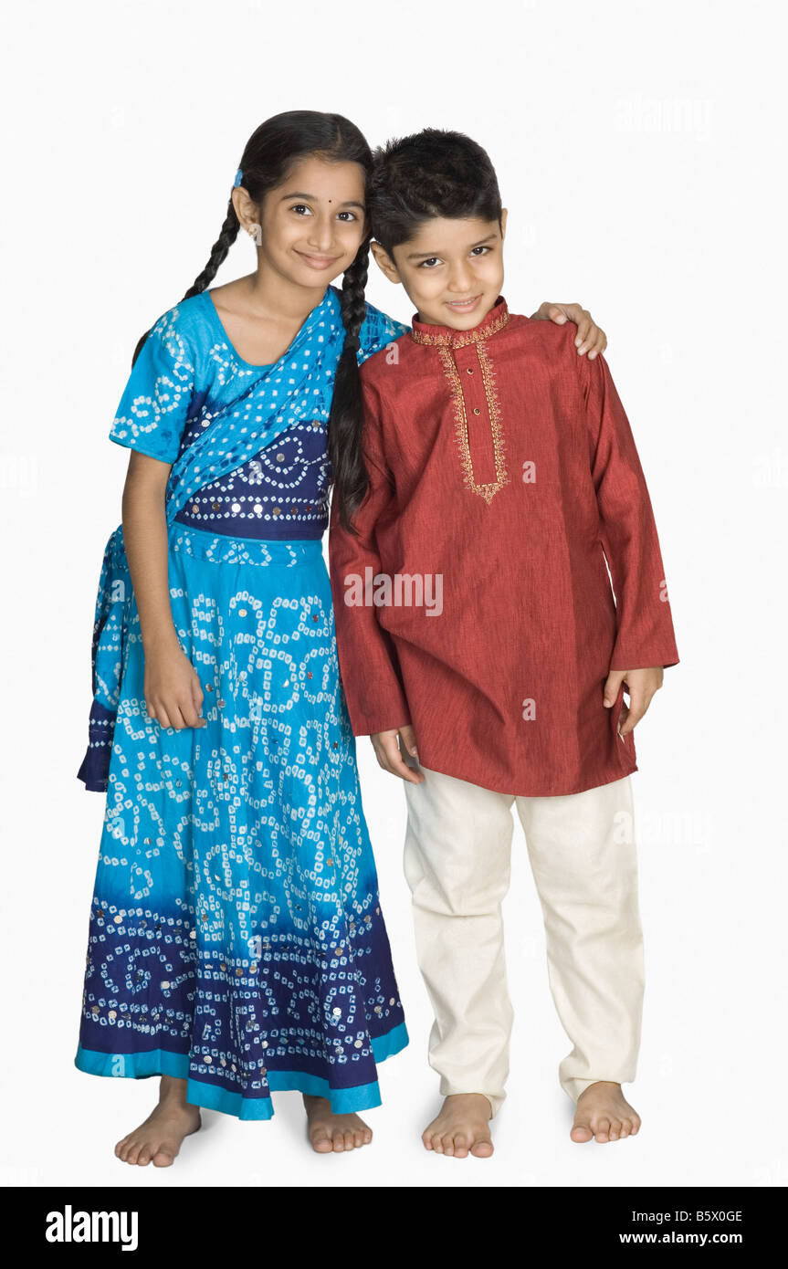 Portrait d'une jeune fille debout avec son frère Banque D'Images