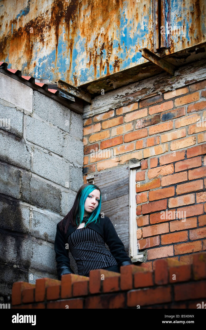 Jeune fille gothique adolescents debout près d'un bâtiment abandonné Banque D'Images