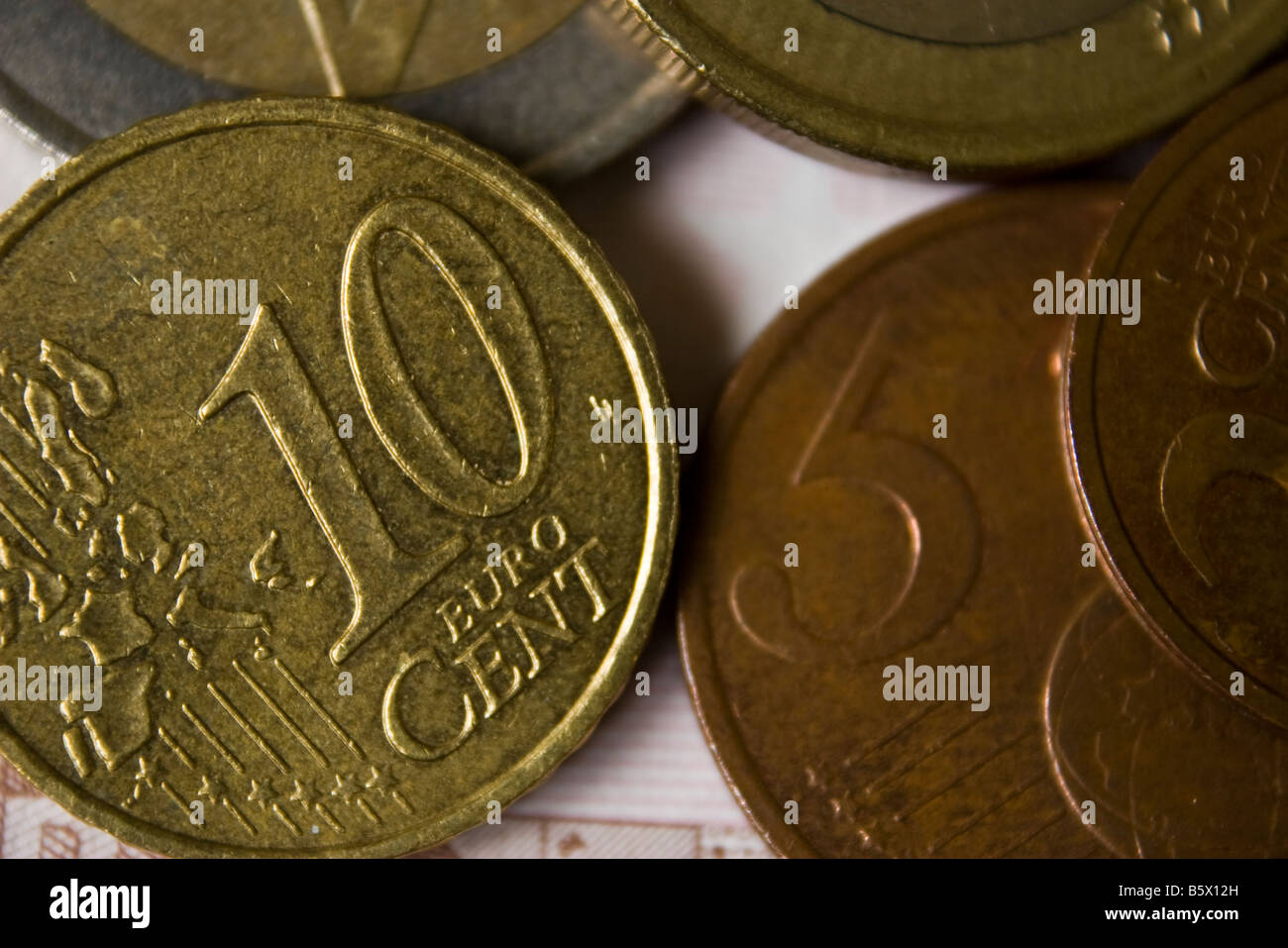 Gros plan d'une pièce de 10 Euro cent avec un 5 euro cents aussi visible Banque D'Images
