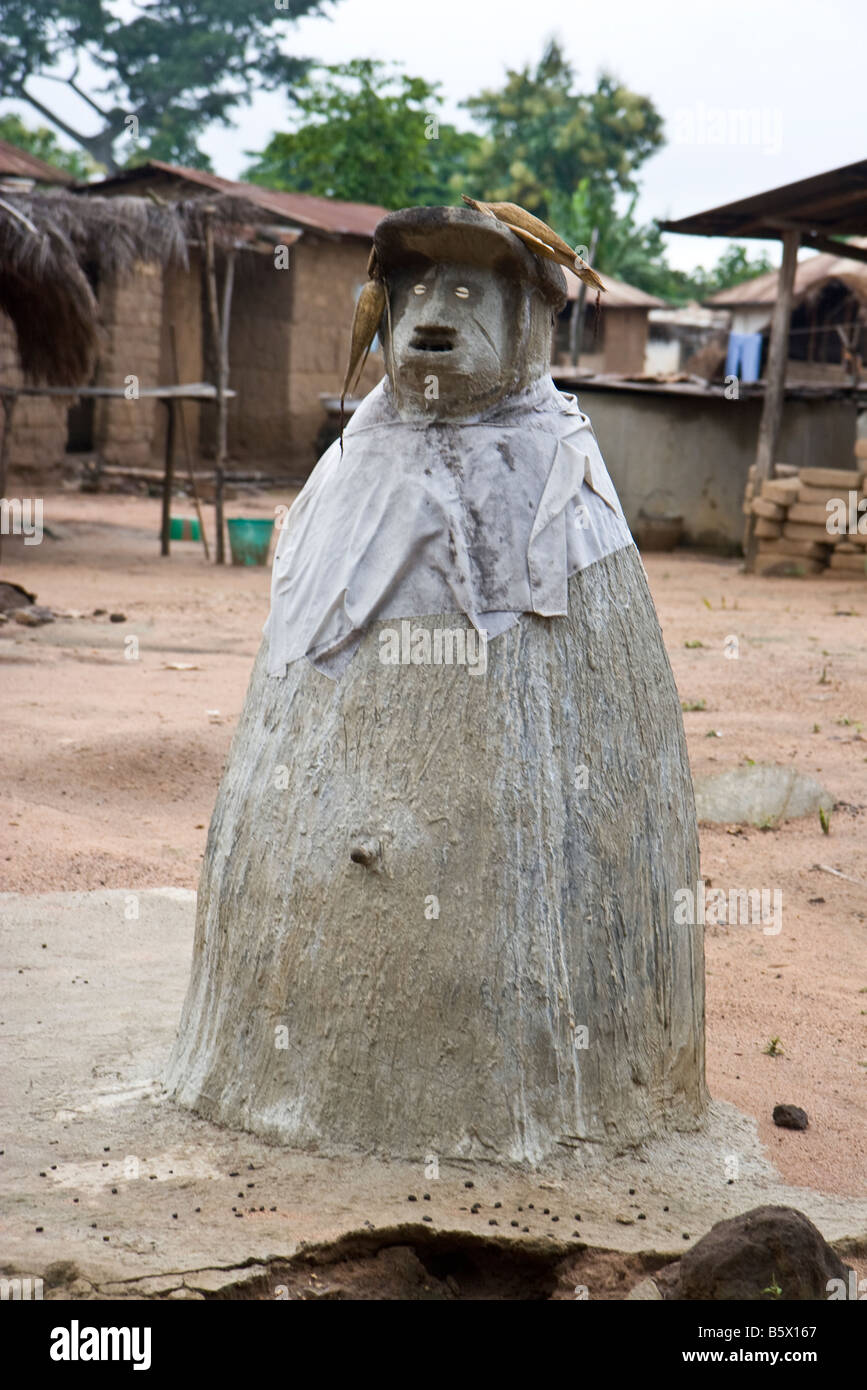Une amulette vaudou, pour des pouvoirs spéciaux pour la protection de la religion vaudou et animistes locales, est dans un village en Afrique. Banque D'Images