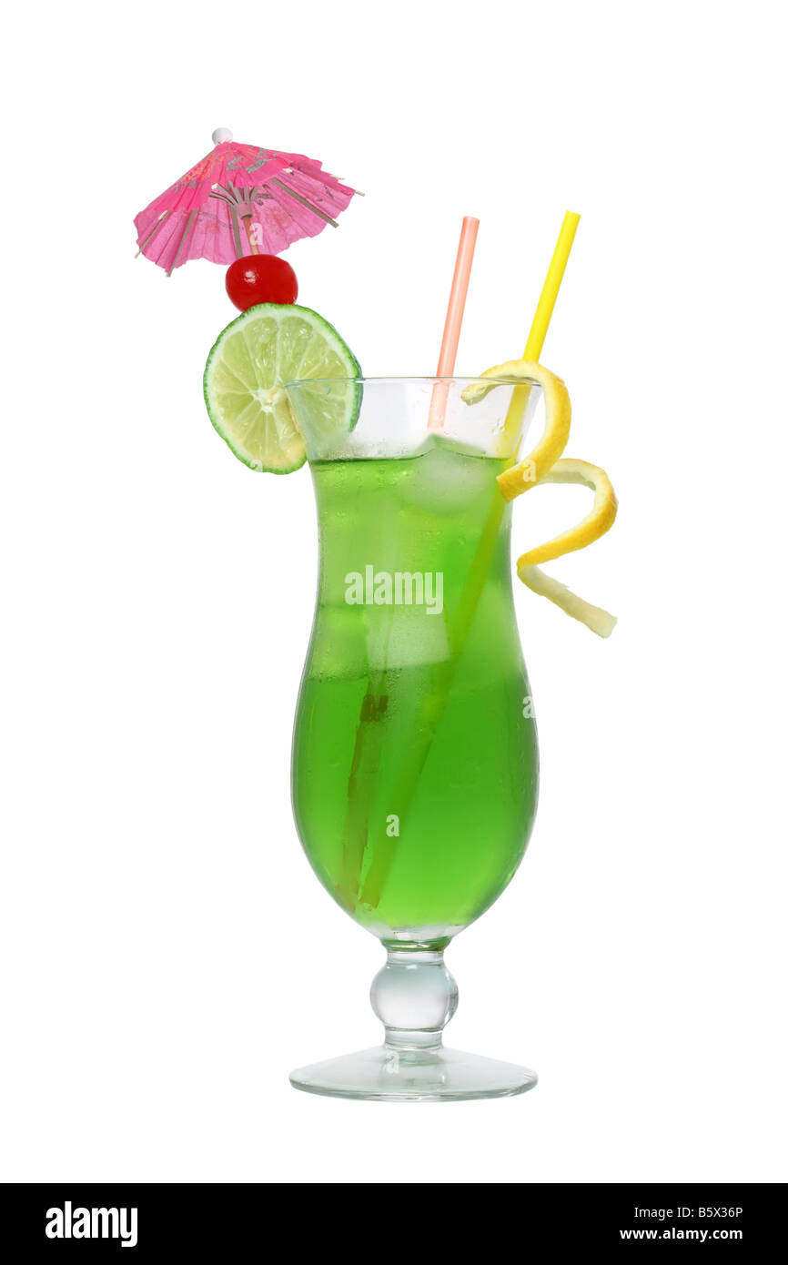 Cocktail tropical vert découpe verre isolé sur fond blanc Banque D'Images
