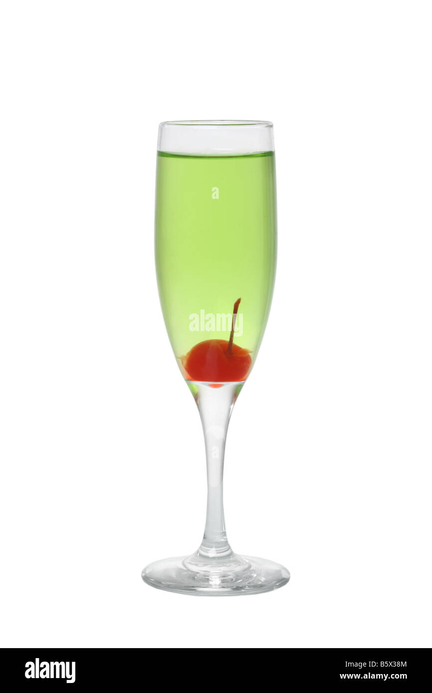 Boisson verte avec découpe cherry isolé sur fond blanc Banque D'Images