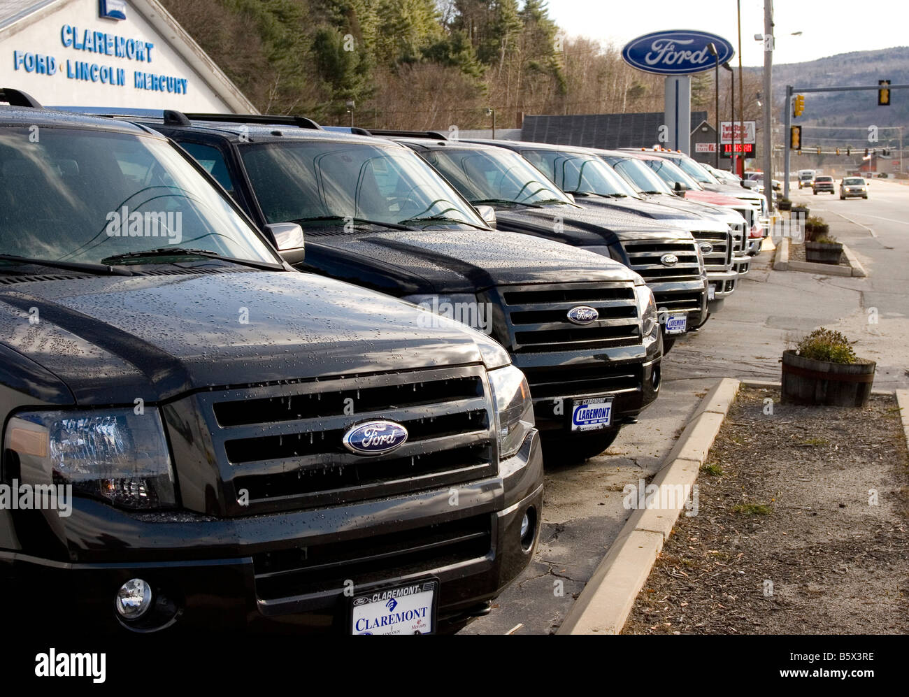 Camions Ford à vendre à une ligne à un concessionnaire Ford. Banque D'Images