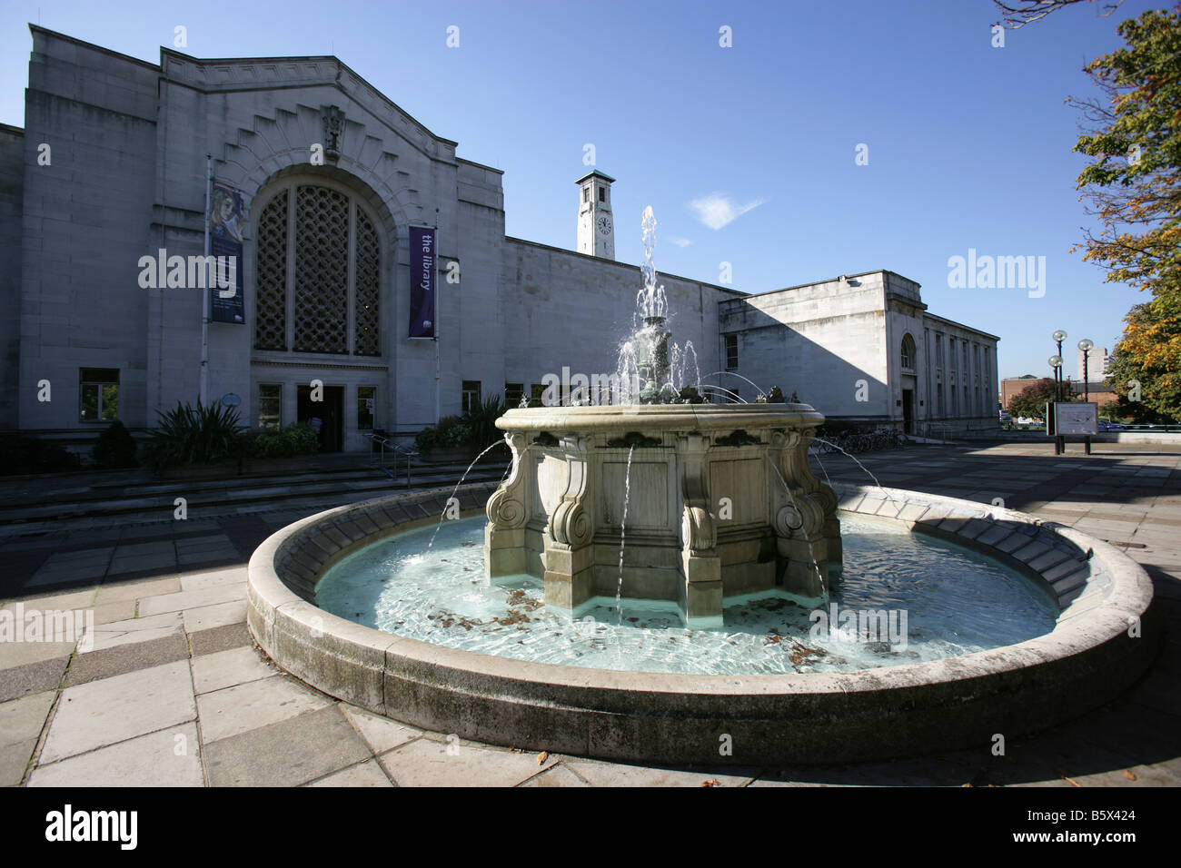 Ville de Southampton, en Angleterre. La fontaine d'eau et d'Ernest Berry Webber conçu bloc nord de Southampton Civic Center. Banque D'Images