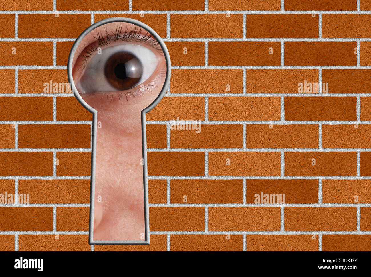 Regarder à travers un trou de serrure un Oeil voyeur par une fissure Photo  Stock - Alamy