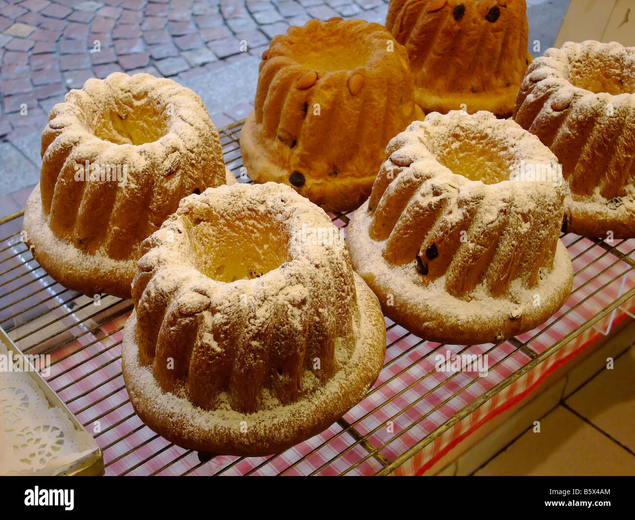 Gateaux Kougelhof Sont Celebres Dans La Region Alsace France Photo Stock Alamy